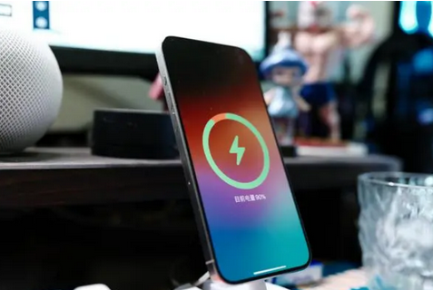 抚州苹果15换屏服务分享用什么充电器给iPhone15充电更好 